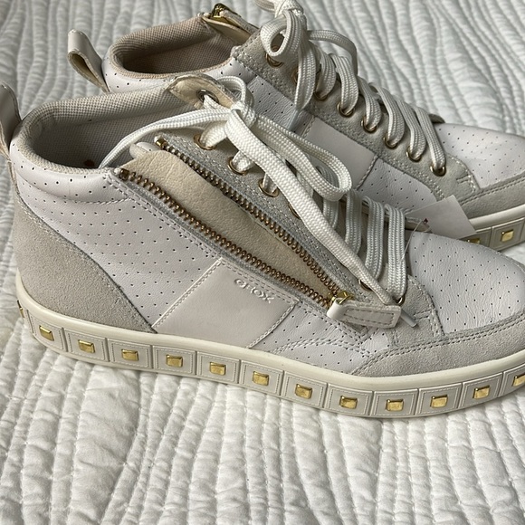 White size 7 women’s high top white sneakers with gold accents - Picture 3 of 7